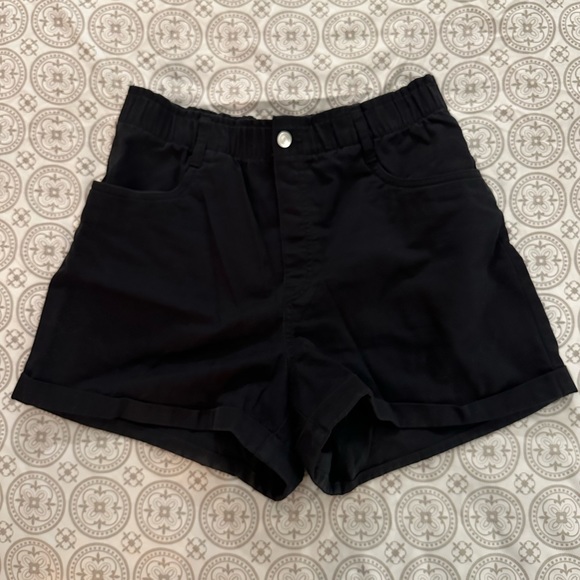 Two pair medium high waisted H&M shorts - Picture 9 of 9